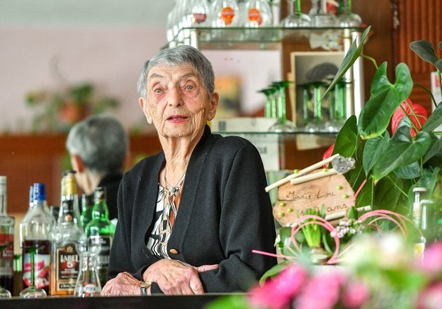 «Τους έθαψα όλους!»: Η γηραιότερη μπαργούμαν του κόσμου ζει στη Γαλλία- Πώς έφτασε τα 100, γιατί κοροϊδεύει την «υγιεινή ζωή» (βίντεο)